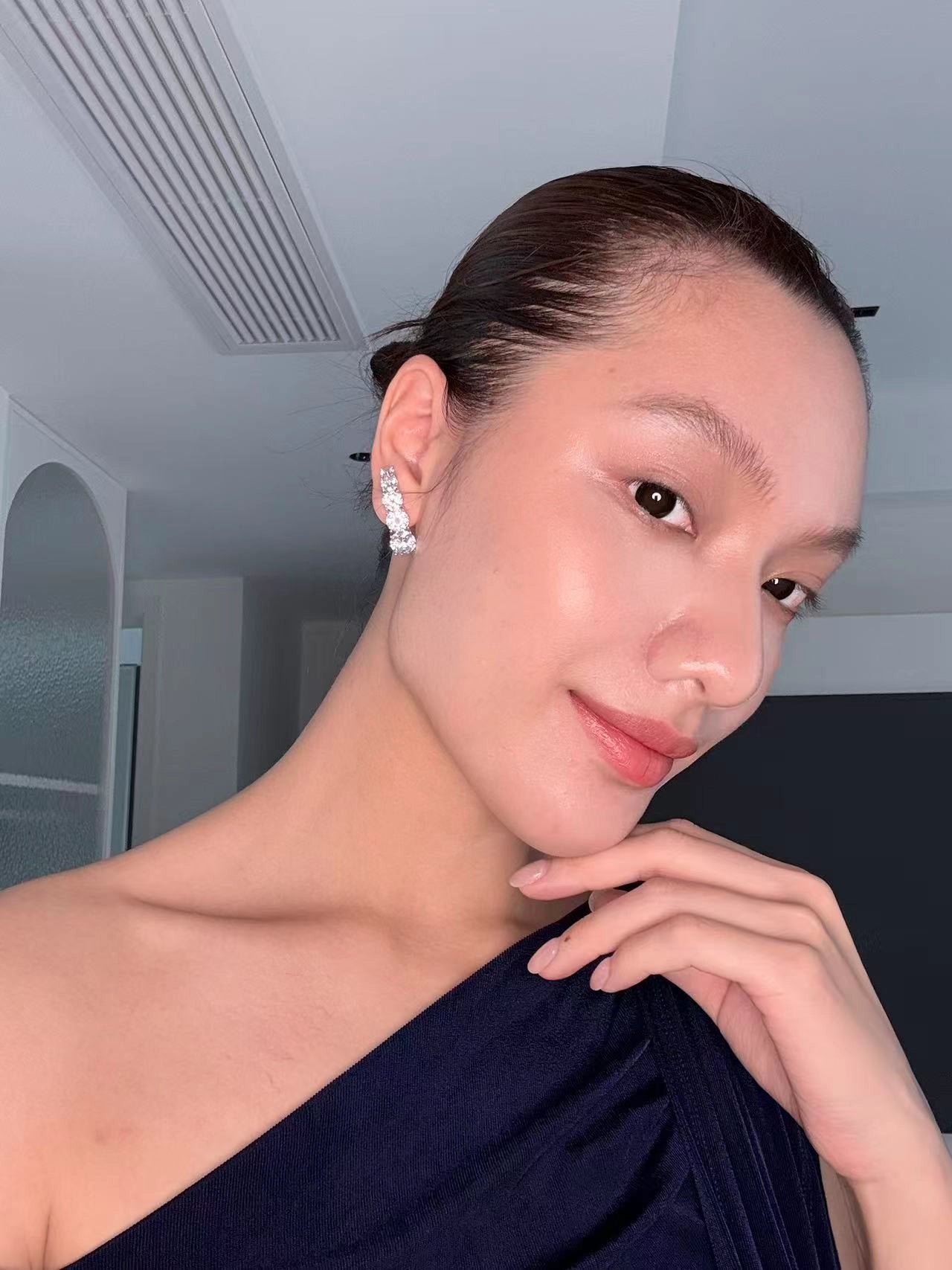 Curved Gradient Rhinestone Buckle Earrings