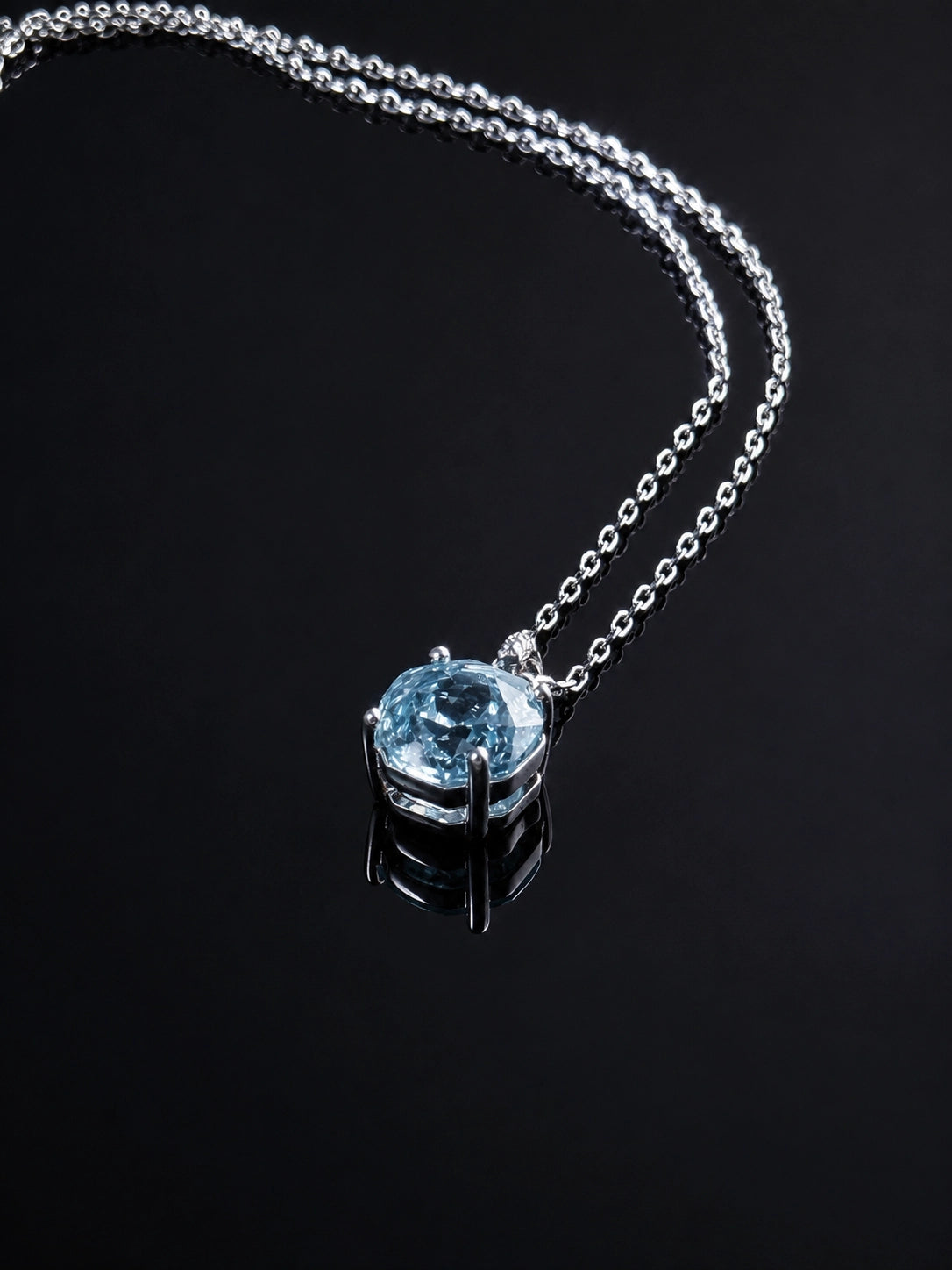 Rose-Patterned Ice-Blue Sea-Blue Four-Prong Pendant Delicate Necklace